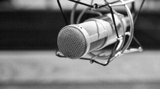 Un microphone de studio de radio.