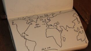 Un carnet avec une carte du monde dessinée. Trois points sont indiqués : pôle nord, pôle sud, pôle emploi.