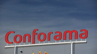 Le logo Conforama, en haut d'un des entrepôts de vente.
