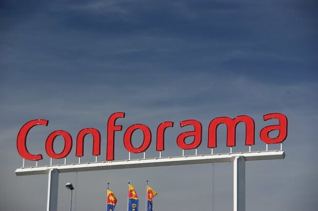 Le logo Conforama, en haut d'un des entrepôts de vente.