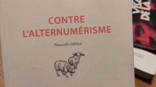 Couverture de Contre l'alternumérisme, nouvelle édition, par Julia Laïnae et Nicolas Alep aux éditions La lenteur. On voit un dessin de 2 béliers.