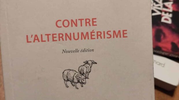 Couverture de Contre l'alternumérisme, nouvelle édition, par Julia Laïnae et Nicolas Alep aux éditions La lenteur. On voit un dessin de 2 béliers.
