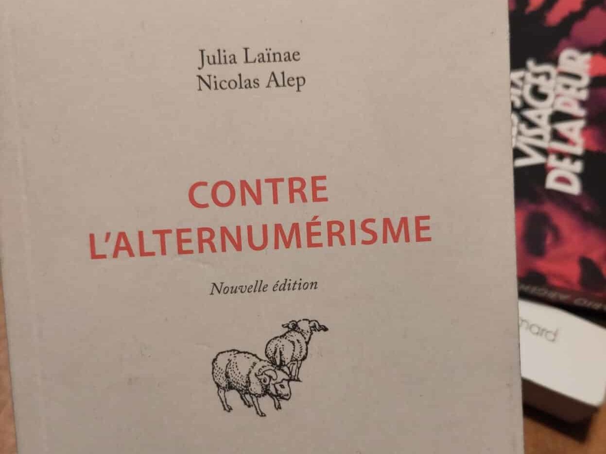 Couverture de Contre l'alternumérisme, nouvelle édition, par Julia Laïnae et Nicolas Alep aux éditions La lenteur. On voit un dessin de 2 béliers.