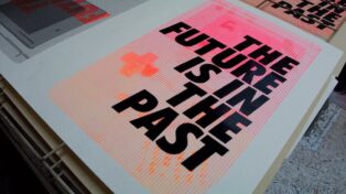 Couverture d'un grand livre : "The future is in the past".