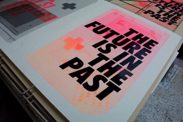 Couverture d'un grand livre : "The future is in the past".