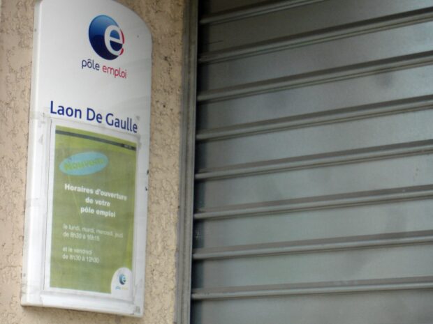 Un pole emploi fermé avec une grille métallique.
