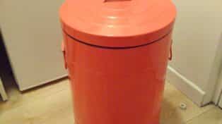 Une poubelle à pédage de taille moyenne. Orange sur la photo, rouge pale en vrai.
