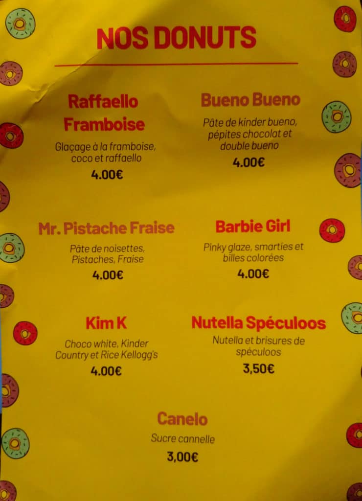 Carte des donuts de C'est mon donuts (juillet 2021). 7 parfums, de 3 à 4€. Canelle et sucre (3€), Nutella Speculoos (3,5€), puis tous à 4 € : Choco white + kinder country +Rice Kellogg's, Pistache Fraise, glaçage fraise + smarties, glaçage frambroise + coco + raffaello, et enfin pâte de Kinder bueno + pépites de chocolat + double kinder bueno.