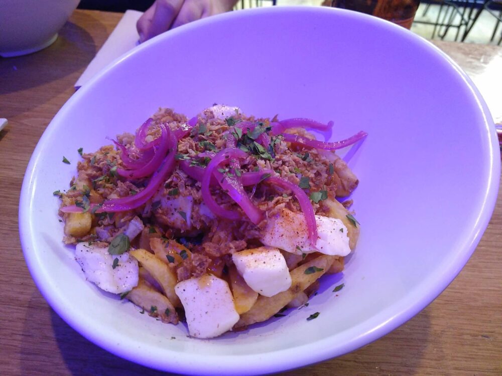 Poutine dans une assiette.