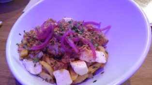 Poutine dans une assiette.
