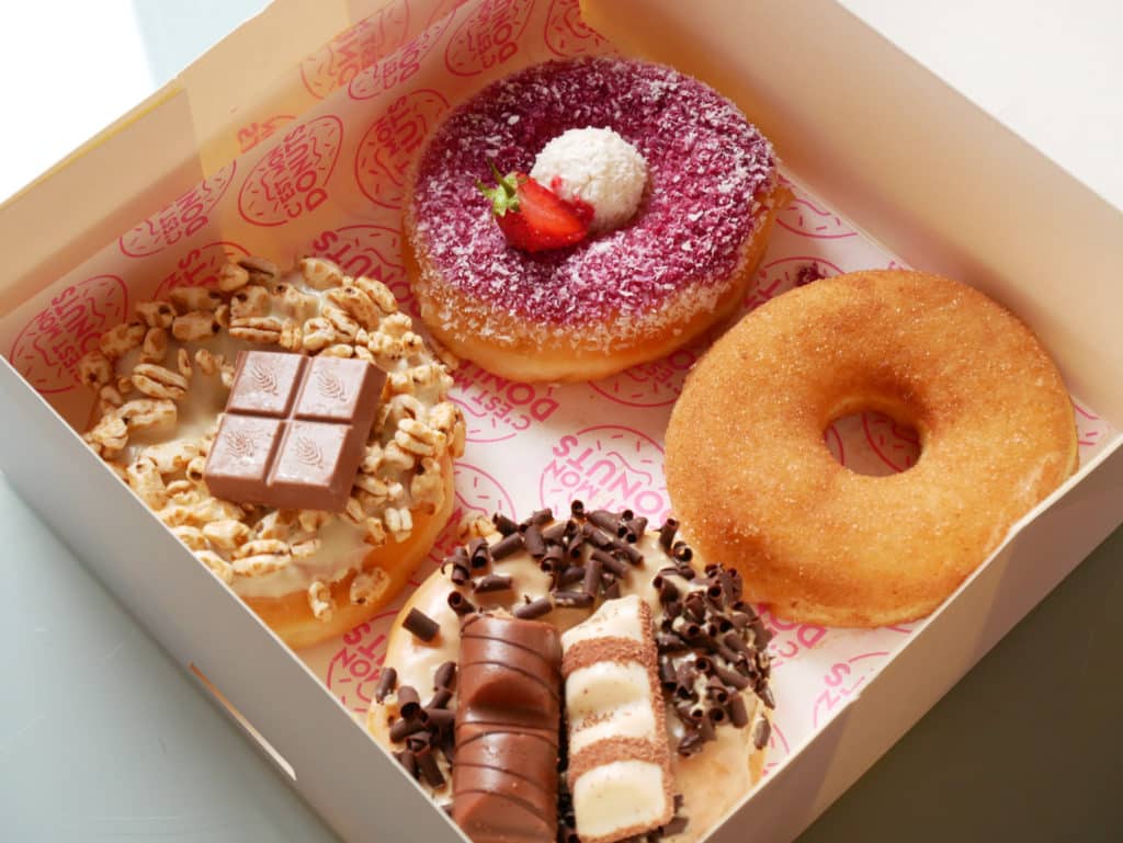 Boite de 4 donuts : Framboise Coco, Canelle, Double Kinder bueno, Riz soufflé.