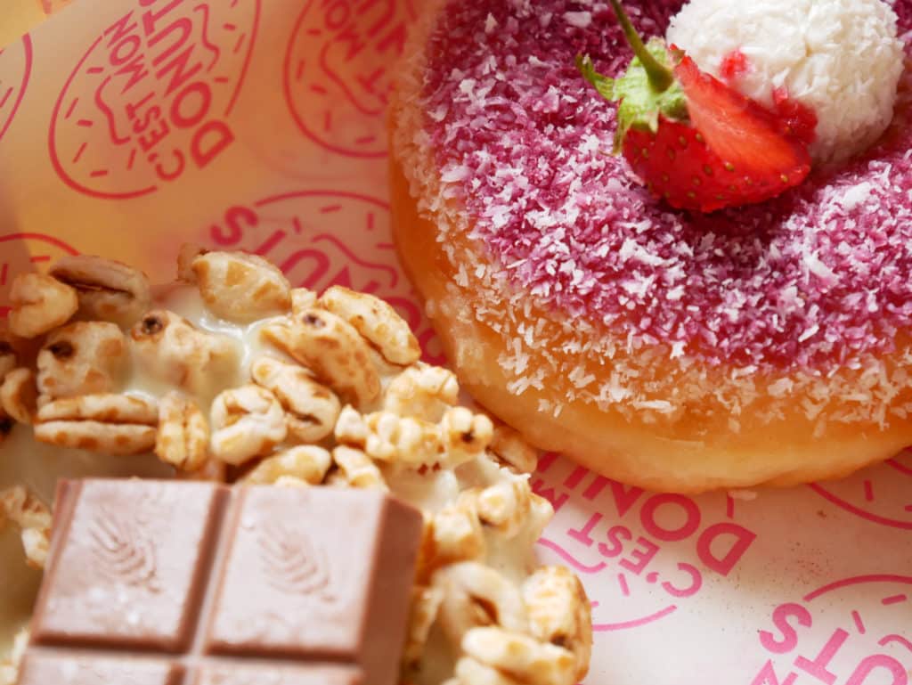 Zoom sur le donut Frambroise (avec une fraise dessus et un raffaello) et sur le donut aux riz soufflé + Kinder country.