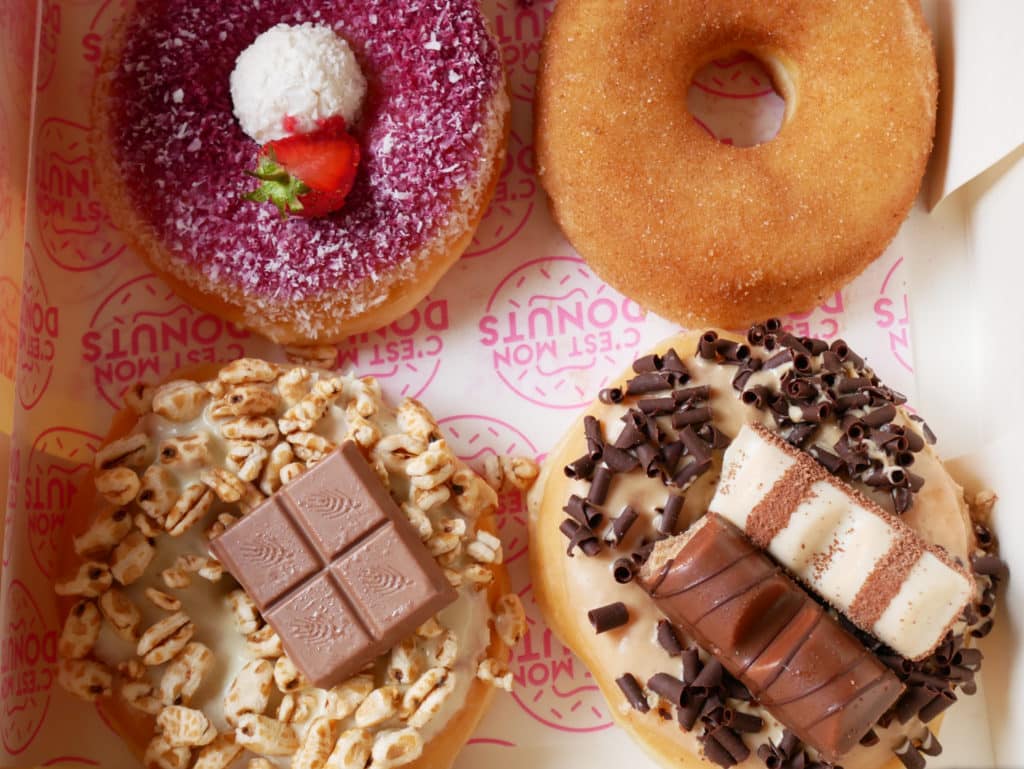 Vue de haut des mêmes donuts.