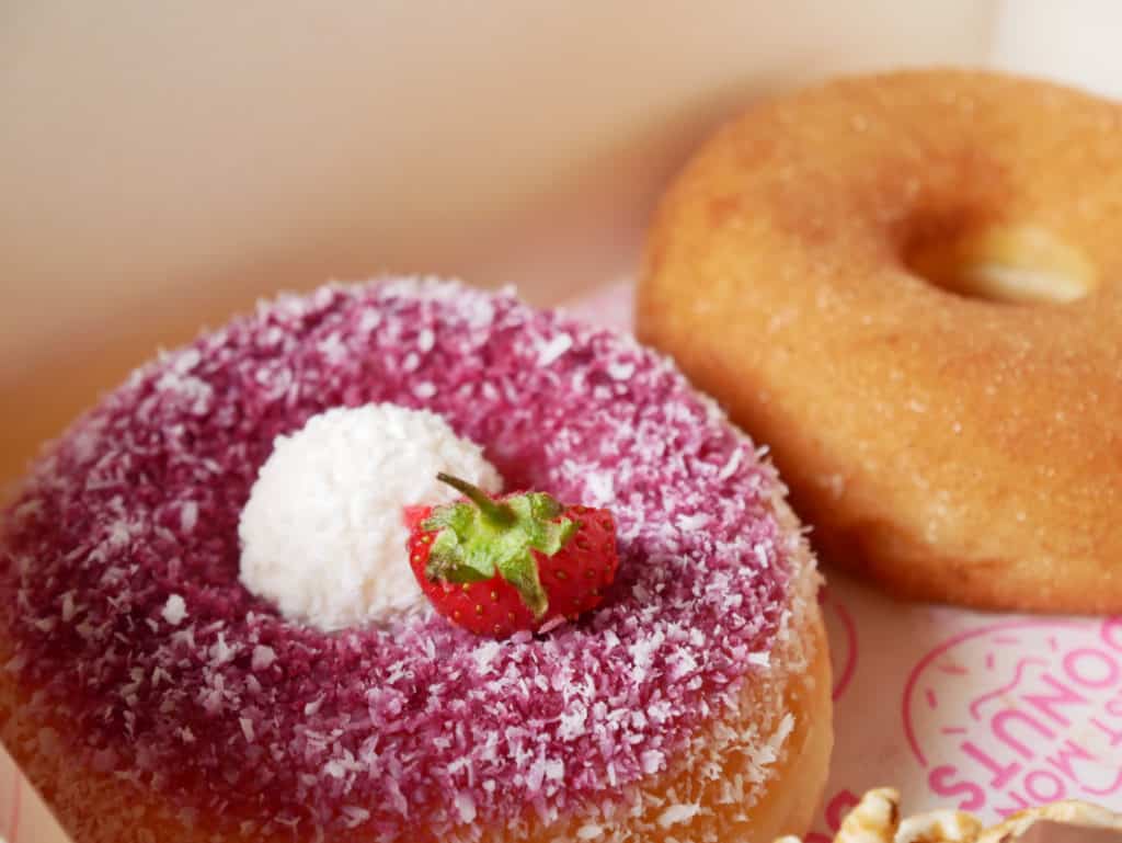 Zoom sur le donut Framboise et sur celui à la canelle.