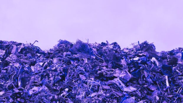 Décharge sous un ciel gris. La photo est filtrée en violet.